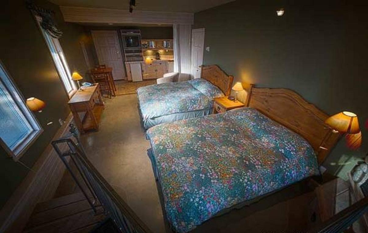 Retreat Wilderness Inn Nimpo Lake Exterior photo
